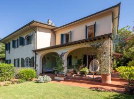 Tuscan Villa with Private Pool & Garden، فندق في كامايوري