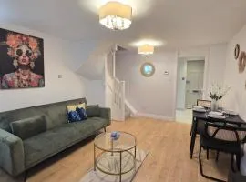 Cosy 2-Bed Stay Ideal for Contractors & Professionals - FREE Parking, Garden