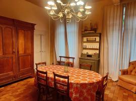 Petite maison en pierre, hotel v destinaci Aulas