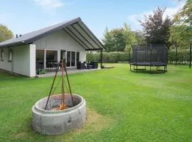 3 Bedroom Amazing Home In Lundby