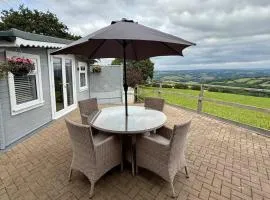 1 Bed Cabin-Sleeps 2 Hot Tub Garden Pets Views