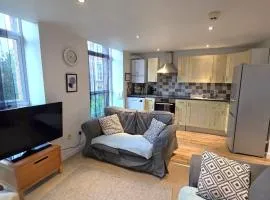 Cawley Priory, Spacious 2 Bedroom City Centre Flat with Parking Space - Chichester Holiday Properties