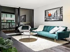 Lakeside Luxury 2-Bedroom Apartment in Albert Park with Pool, Gym & Parking
