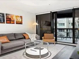 Elegant 2-Bedroom Luxury Apartment in Albert Park with Parking, Gym and Pool