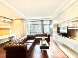 Private house in the city for Fam
