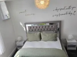 Luxury stylish Charming City Apartment with Private Entrance in Wolverhampton