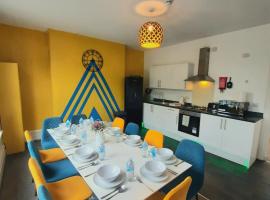 Home in Woodhouse, Leeds,Free 4 Car Parking,Free WiFi，位于利兹的酒店