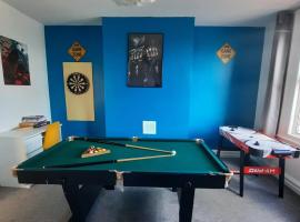 Home in Woodhouse, Leeds,Free 4 Car Parking,Free WiFi, hotel in Leeds