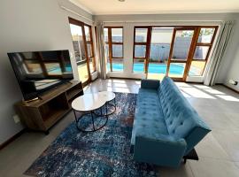 Hideaway-Poolside Comfort cottage 3km to the Beach, hotel in Cape Town