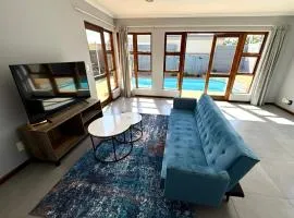 Hideaway-Poolside Comfort cottage 3km to the Beach