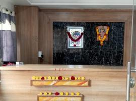 Hotel Nik, ξενώνας στο Αχμενταμπάντ