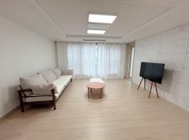 제주애월 오션뷰 신축아파트 34평 방3화2, ξενοδοχείο σε Sinŏm-ni