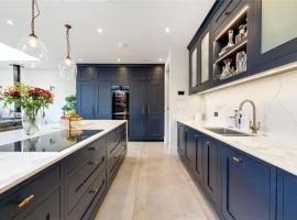 Designer 6-Bed Putney Home with AC, hotel a Putney