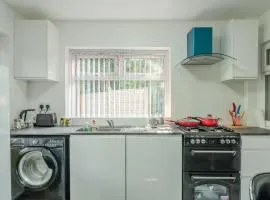 Modern 4-Bed Retreat in Prestwich, Perfect for Weekend Getaways