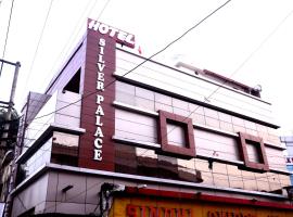 Hotel Silver Palace, hotel din apropiere de Aeroportul Pantnagar - PGH, Haldwāni