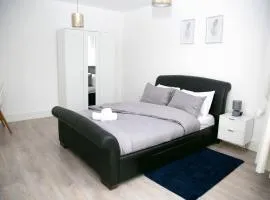 2 Bed Flat - Sleeps 3 - Wifi - Parking