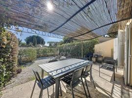 maison 4 personnes résidence avec piscine et accès plage, hotel in Rayol-Canadel-sur-Mer