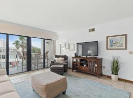 Oceanfront Two Bedroom Condo with Balcony and Heated Pool in Cocoa Beach, hotel a Cocoa Beach