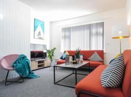 Tudors eSuites - 4 Bedroom House with Garden & 9 Beds #29B, Hotel in Parkside