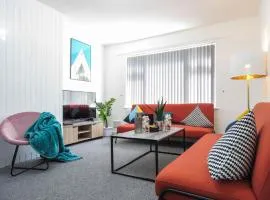 Tudors eSuites - 4 Bedroom House with Garden & 9 Beds #29B