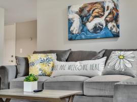 Lake Laurel Lux retreat-King-Dogs Welcome! Sleep 6: Smyrna şehrinde bir otel