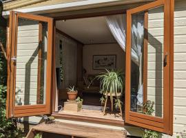 Chaletpark Kempenbos - 73, ξενοδοχείο σε Westelbeers