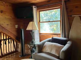 Mountain Tranquility Romantic-Hot Tub-Cabin -View, hôtel à Helen