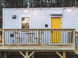 Modern Tiny House with hot tub & river near Stowe, hotel v destinaci Johnson