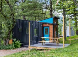 Maple Sugar Shack Tiny House with hot tub & river by Stowe, domek nebo chatka v destinaci Johnson