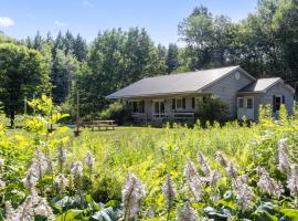 Smuggler's Notch Mountain House with hot tub & river, Hotel in Cambridge