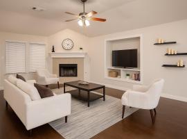 Spacious 3BR Home w Game Room, Gym & Study, cottage sa McKinney
