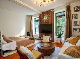 Private Double Queen Suite in Brooklyn Brownstone