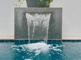 Beijo do Sol, Goa Private Pool Luxury Villa, hotel v destinaci Jāmb