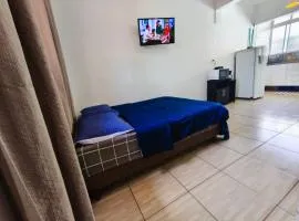 Kitnet no centro de Bertioga, ao lado do Rio de Pesca a 3 min da praia, da balsa e de pontos turísticos, com Wi-Fi, vaga e churrasqueira!