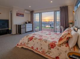 Lake view, private access room & private Bathroom, hotel v destinaci Hamilton