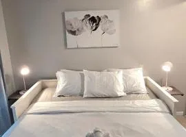 Bright 2BR Close to Seabus, and Lower Lonsdale