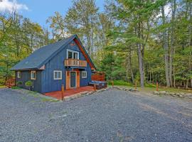 Boutique Chalet, Hot Tub, Fire Pit, Fireplace & Game Room: Tobyhanna şehrinde bir dağ evi