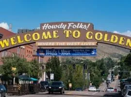 The Golden Townhouse Walk to downtown Pets Welcome