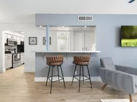 Walk to Old Town - 1BR Condo, Heated Pool and Patio