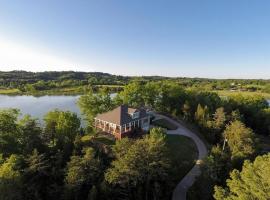 The Retreat at Paradise Hills 6BR Lake Front Dock Game Room, hotel la plajă din Swann