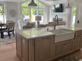 Bright 2 Bedroom Home Close To The Track
