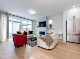 Luxury Home Near DT, New Build, High-End Features, hotel in Calgary