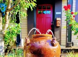 North Portland 2BR Garden Home - Walk to shops, food and transit