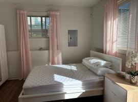 Cozy Bedroom Near Beach, Stanley Park, Cypress Mountain, Downtown Vancouver, hôtel à West Vancouver