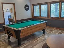 Game room! Hot tub! Mid town!