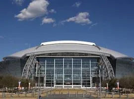 Hollywood House of Luxe ATT Stadium