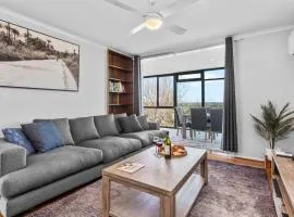'Above the Trees' - Spectacular Views, Sleeps 10