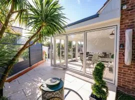 3 Bed House With Free Parking, Garden & Fast Wifi