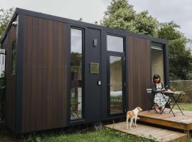 Dreamscape Tiny House 2 by Tiny Away, cottage in Ta-hu