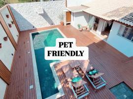 Casa com piscina em frente à Praia do Santinho